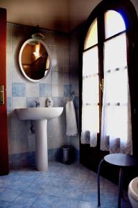 a bathroom with a sink and a mirror at Agriturismo Tori 2 in Montecarlo