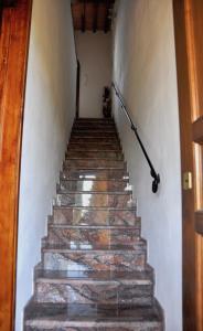 a staircase in a house with stone steps at Agriturismo Tori 2 in Montecarlo