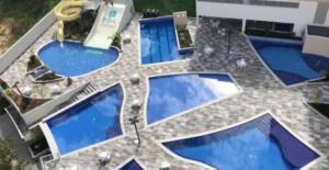 una vista aérea de una piscina con piscinas azules en Park Veredas en Rio Quente