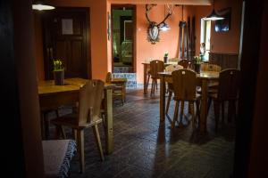 Reštaurácia alebo iné gastronomické zariadenie v ubytovaní Horská chata Stará Horáreň 1