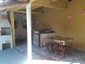 a kitchen with a table and chairs and a stove at POUSO CALIXTRATO in São João Batista do Glória +22 photos