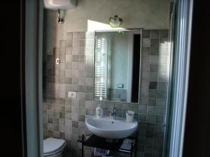 AmbraにあるFra I Mesiのバスルーム(洗面台、トイレ、鏡付)