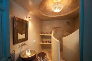 Koupelna v ubytování Riad la Cle de la Medina, location en exclusivite + 37 fotografií