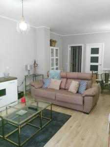 uma sala de estar com um sofá e uma mesa em La Guariza em Villablino