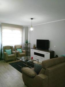 uma sala de estar com um sofá e uma televisão em La Guariza em Villablino
