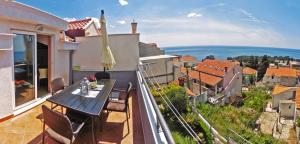d'un balcon avec une table et des chaises. dans l'établissement Apartments Rock Palace, à Dubrovnik