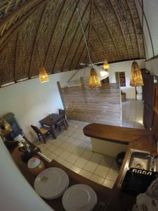 Habitación con vistas a un baño con bañera y mesa. en Casa Aditi, en Mazunte