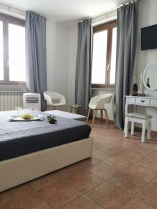 1 dormitorio con 1 cama, mesa y sillas en B&B CA DEL SOLE, en Serravalle Scrivia