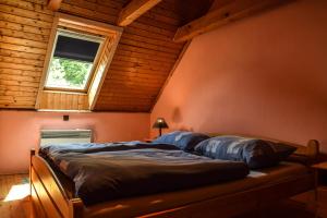 um quarto com 2 camas num quarto com uma janela em Stara Horaren 2 em Dobsiná