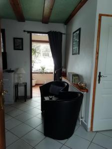 - un salon avec une chaise et une fenêtre dans l'établissement Romantic Studio Vacances, à Labaroche