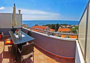 d'un balcon avec une table et une vue sur la ville. dans l'établissement Apartments Rock Palace, à Dubrovnik