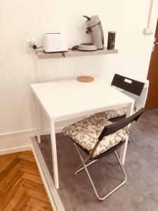 a white desk with a chair in a room at 9G en plein centre de Lyon, visite à pied in Lyon