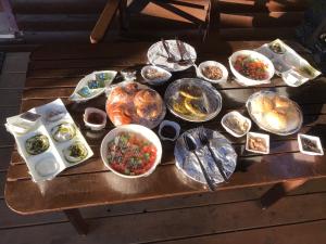 山林小屋内部或周边提供的食物