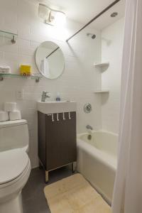 
A bathroom at Boston Little Italy Two Bedrooms (H2D)
