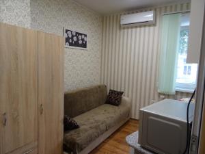 uma sala de estar com um sofá e uma televisão em Maria Luiza Apartments em Varna City