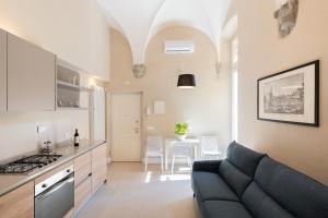 un soggiorno con divano e tavolo di Borgo Pinti Garden Suite a Firenze