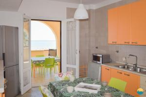 Η κουζίνα ή μικρή κουζίνα στο Maresole apartments - direttamente sul mare