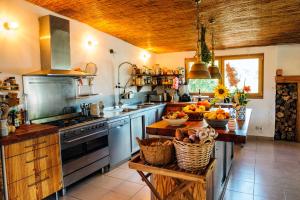 una cocina con una barra con cestas de fruta. en Goodmuda, en Grândola