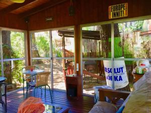 a screened in porch with a table and chairs at B&B Mi Casa Es Tu Casa in Mar Azul