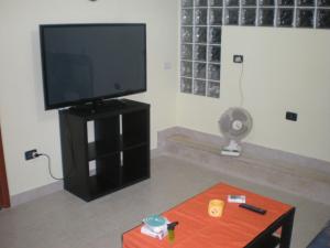 TV a/nebo společenská místnost v ubytování ARCOBALENO