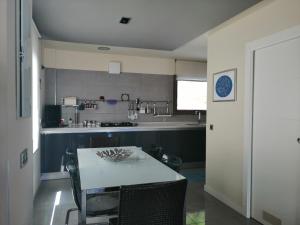 kuchnia ze stołem i krzesłami w pokoju w obiekcie CASA LA ROCA w mieście Agua Amarga