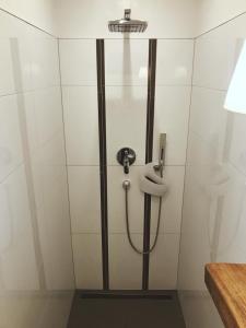 baño con ducha con manguera en Robert Koch, en Arnsberg