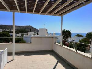 balkon z widokiem na ocean w obiekcie CASA LA ROCA w mieście Agua Amarga
