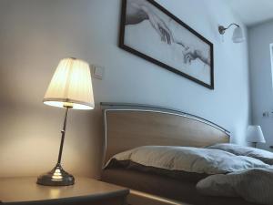 アルンスベルクにあるRobert Kochのベッドルーム1室(ベッド1台、テーブルの上にランプ付)