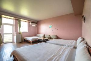 A bed or beds in a room at 蘭陽橋民宿