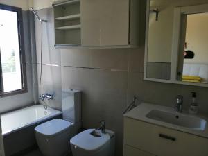 W łazience znajduje się toaleta, umywalka i lustro. w obiekcie CASA LA ROCA w mieście Agua Amarga