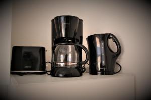 a coffee maker and a blender sitting on a shelf at SALZHAUSBLICK BUSINESS APARTMENTS - Zentrale Lage am Salzhaus - MwSt-Rechnung verfügbar in Zittau
