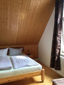 ゴスラーにあるBäckerstraßeの木製の天井の客室のベッド1台分です。