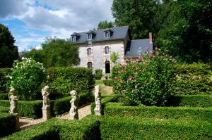 een oud huis met een tuin ervoor bij Le Moulin Bregeon in Linières-Bouton