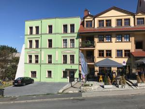 Bygningen som lejligheden ligger i + 4 billeder