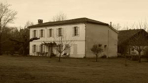 una foto en blanco y negro de una casa blanca en Chez Alexandra, en Louchats