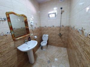 Koupelna v ubytování Guesthouse Kurdiani in Mestia + 26 fotografií