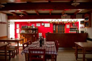 comedor con mesa y paredes rojas en Agriturismo Ballaminut, en Terzo dʼ Aquiléia 33 fotos más