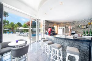 un bar en un restaurante con vistas a la piscina en NURA Condor, en Playa de Palma