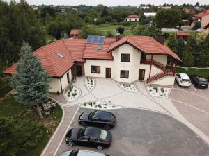 uma vista aérea de uma casa com carros estacionados num parque de estacionamento em Pod Brzozami em Sandomierz