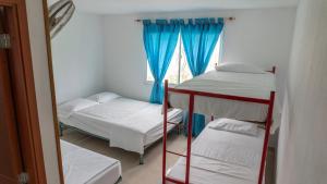 una habitación con dos literas y una ventana en Villa Laura, en Santa Marta