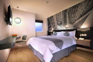 Letto o letti in una camera di Neo Hotel Mangga Dua by ASTON