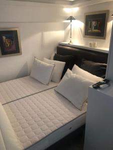 Ліжко або ліжка в номері Anemomilos Jacuzzi Suite