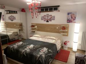 1 dormitorio con 1 cama grande y espejo en Jenny's Country Dreamhouse, en Arezzo