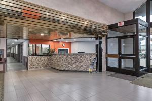 eine Lobby mit einer Bar in einem Gebäude in der Unterkunft Airport Traveller's Inn in Calgary
