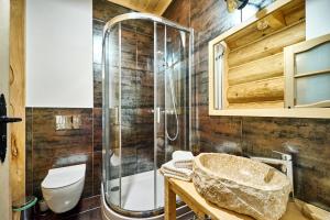 Kúpeľňa v ubytovaní Osada nad potokiem + 37 fotografií