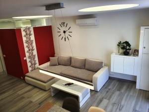 A seating area at gyorapartman-TOP