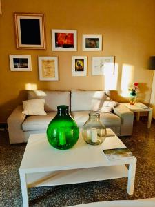 テッラジーニにあるPinosalìaのリビングルーム(緑の花瓶、コーヒーテーブル付)