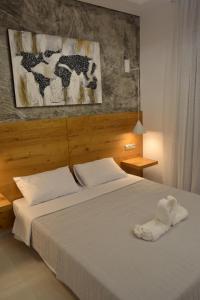 um quarto com uma cama com duas toalhas em Paraskevi's Apartments em Kissamos