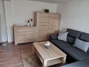 a living room with a couch and a coffee table at Schönes Ferienhaus im Herzen von Quentel in Lichtenau