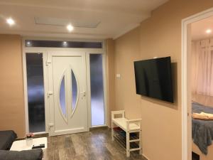 A television and/or entertainment centre at Tisza Dream Apartman